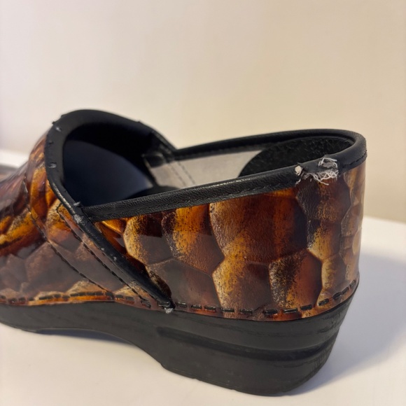 Dansko Patent Leather Clogs Embossed Brown Gold Tigers Eye Womens Shoe 39 US 8.5 - Picture 5 of 7